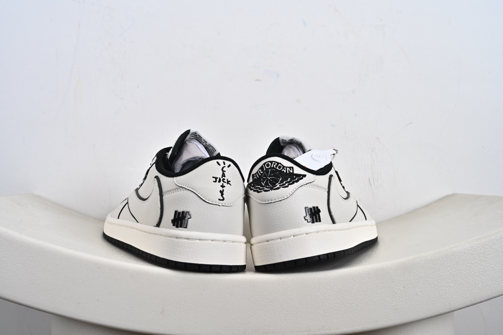 定制版Undefeated x Travis Scott x Air Jordan 1 Low Und x AJ1 低帮 米白黑倒钩 AJ1 乔丹1代 aj1 乔1 低邦 米白黑倒勾联名 DF1845-531