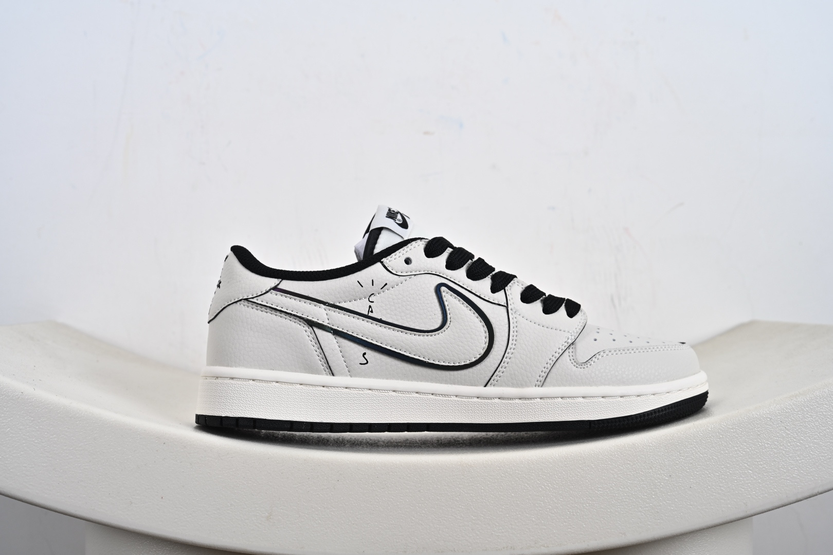 定制版Undefeated x Travis Scott x Air Jordan 1 Low Und x AJ1 低帮 米白黑倒钩 AJ1 乔丹1代 aj1 乔1 低邦 米白黑倒勾联名 DF1845-531