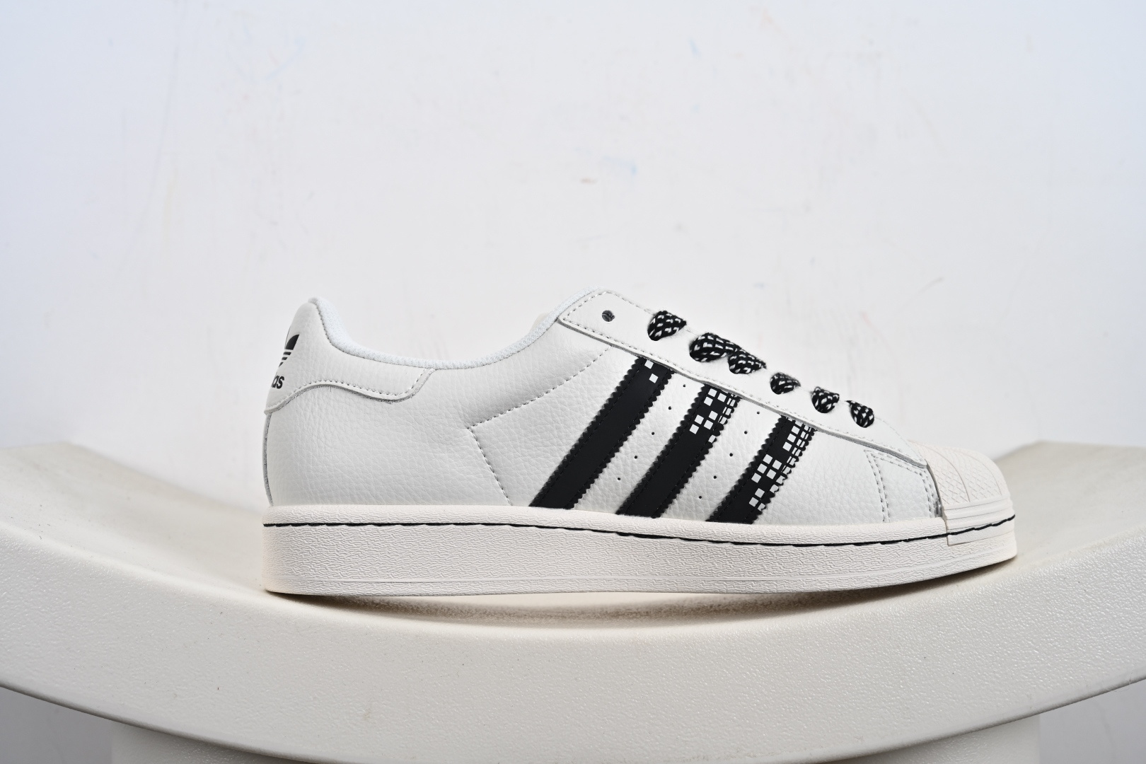 定制版Stussy x Adidas Original Superstar 斯图西 x 阿迪达斯 低帮 联名米白黑 贝壳头防滑耐磨轻便板鞋 SD6816