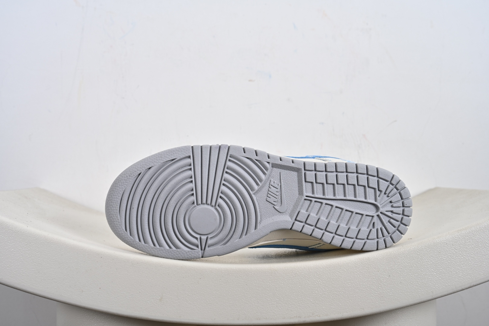 Nike SB Dunk Low“斯图西联名——米蓝勾灰底配色” 高端定制 低帮休闲板鞋 XF8698-082