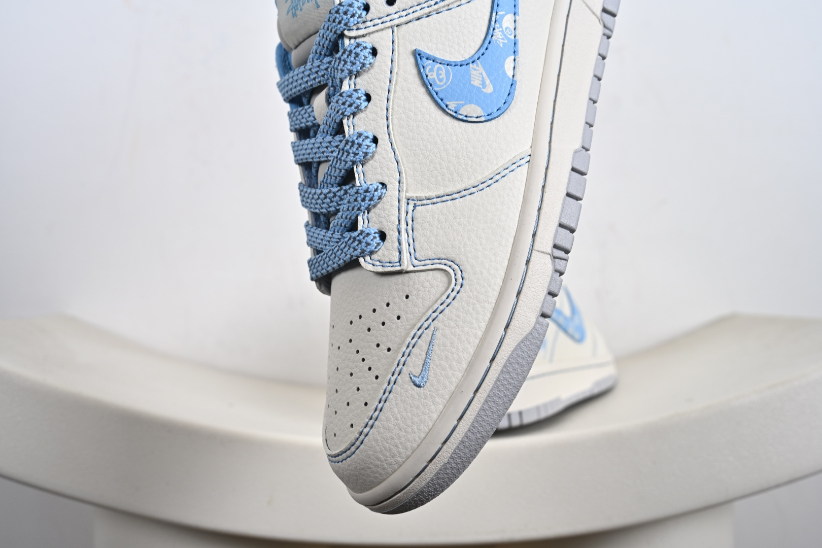 Nike SB Dunk Low“斯图西联名——米蓝勾灰底配色” 高端定制 低帮休闲板鞋 XF8698-082