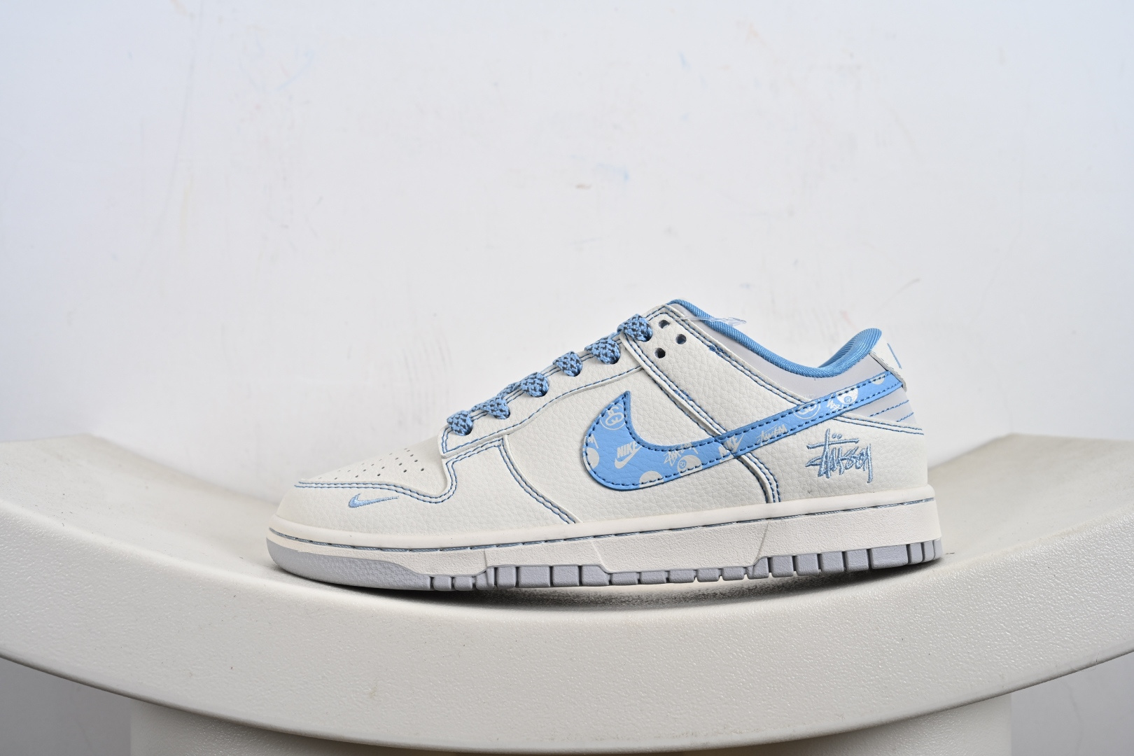 Nike SB Dunk Low“斯图西联名——米蓝勾灰底配色” 高端定制 低帮休闲板鞋 XF8698-082