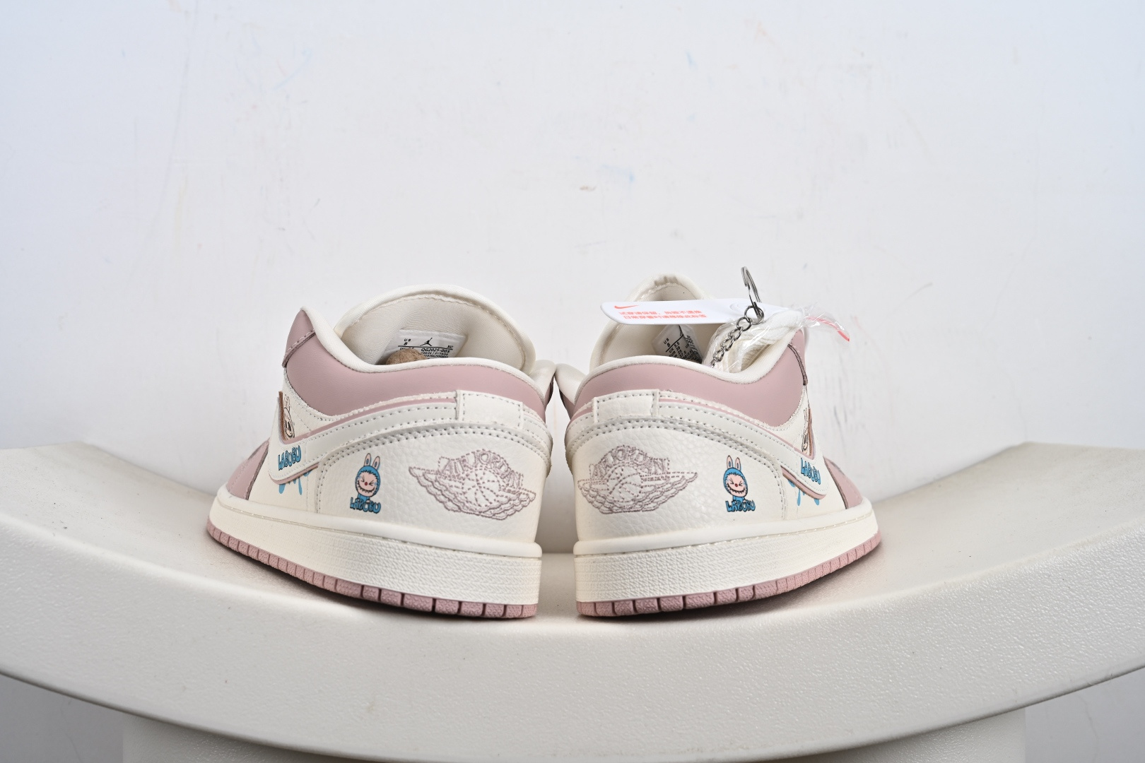 定制版Labubu x Air Jordan 1 Low 拉布布 x AJ1 低帮 联名粉白 AJ1 乔丹1代 aj1 乔1 低邦 联名粉白 QG2025-005