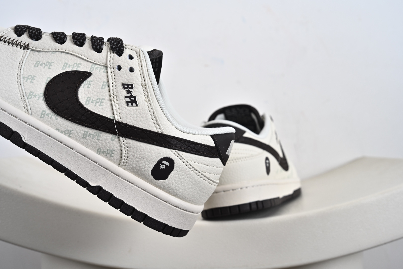 定制版Nike SB Dunk Low Bape联名 鳞纹米棕勾 高端定制 低帮休闲板鞋 QW5836-016