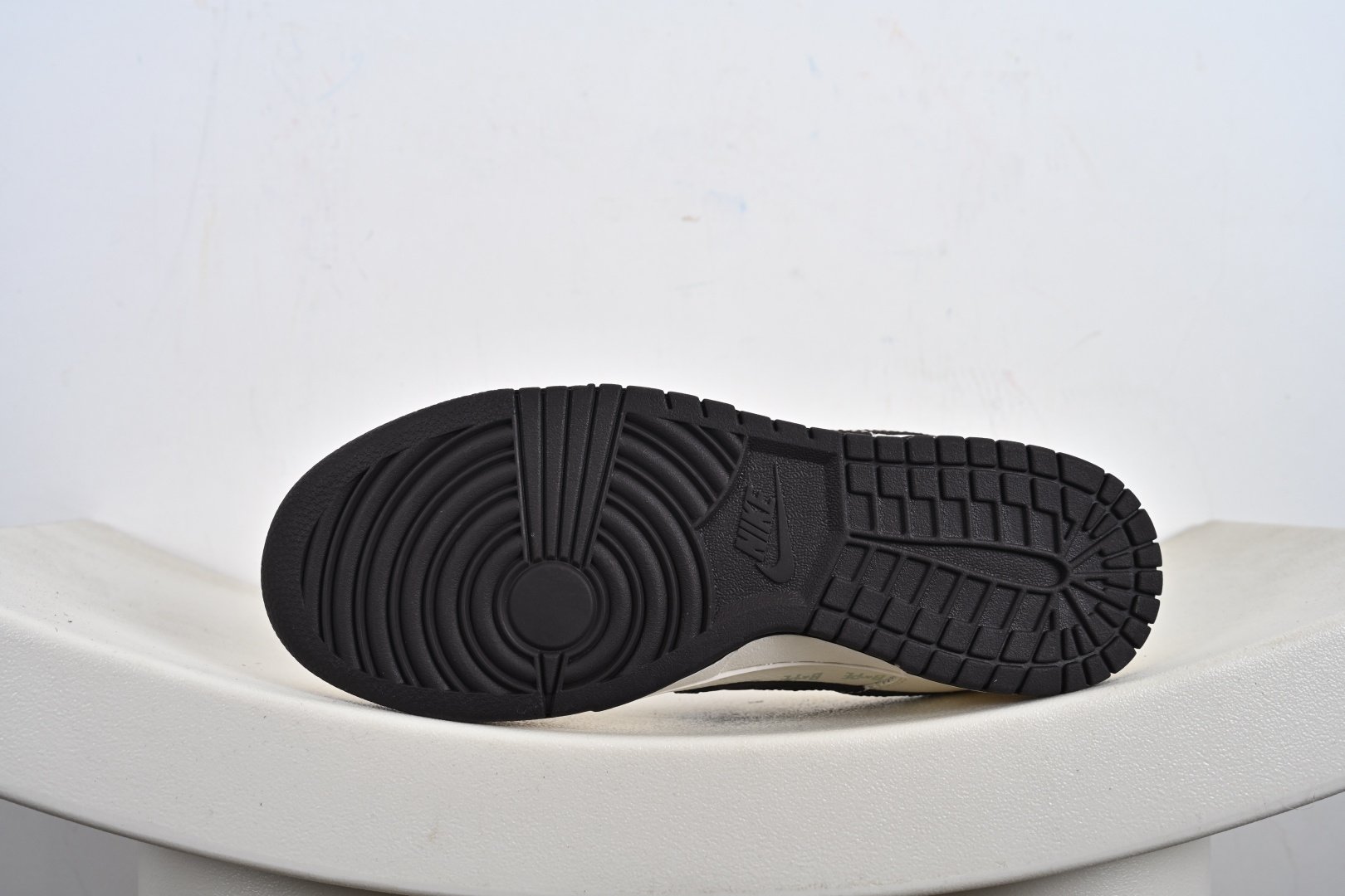 定制版Nike SB Dunk Low Bape联名 鳞纹米棕勾 高端定制 低帮休闲板鞋 QW5836-016