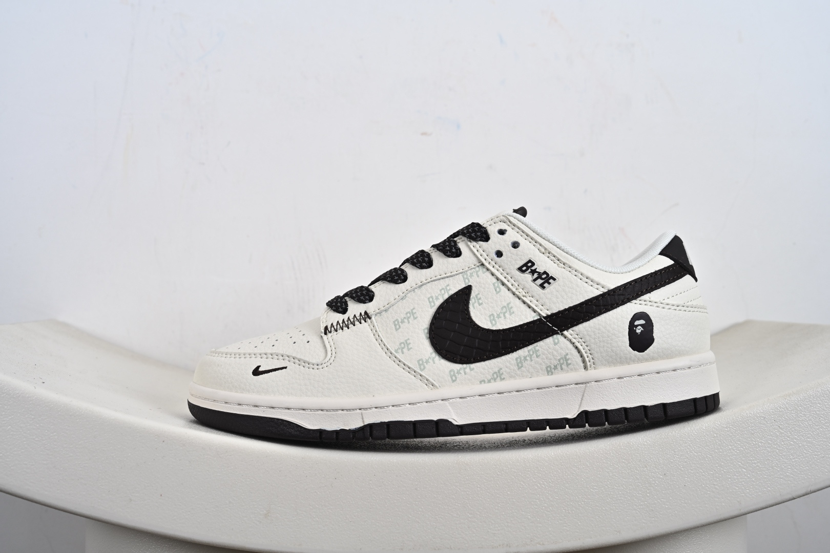 定制版Nike SB Dunk Low Bape联名 鳞纹米棕勾 高端定制 低帮休闲板鞋 QW5836-016