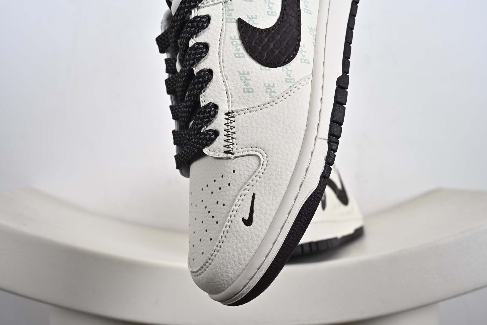 定制版Nike SB Dunk Low Bape联名 鳞纹米棕勾 高端定制 低帮休闲板鞋 QW5836-016