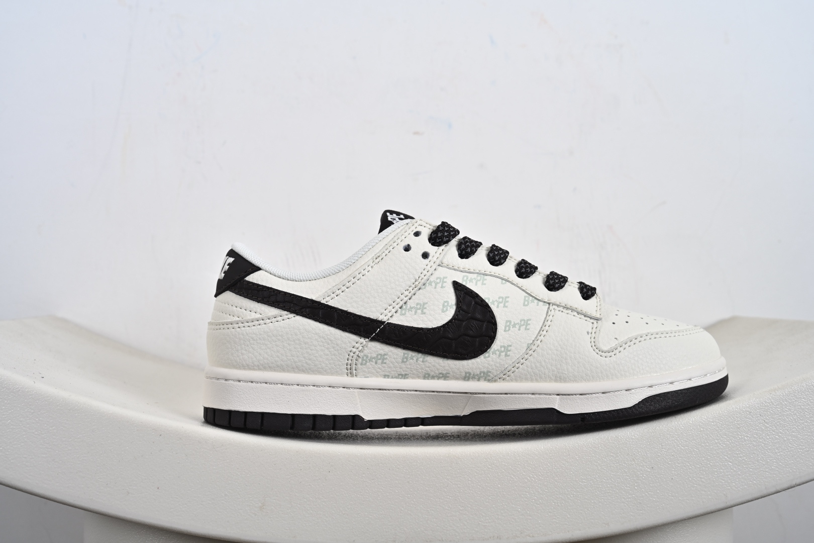 定制版Nike SB Dunk Low Bape联名 鳞纹米棕勾 高端定制 低帮休闲板鞋 QW5836-016