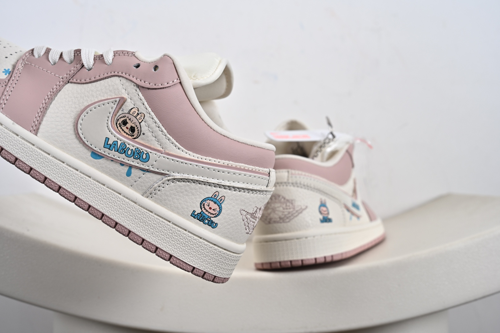 定制版Labubu x Air Jordan 1 Low 拉布布 x AJ1 低帮 联名粉白 AJ1 乔丹1代 aj1 乔1 低邦 联名粉白 QG2025-005