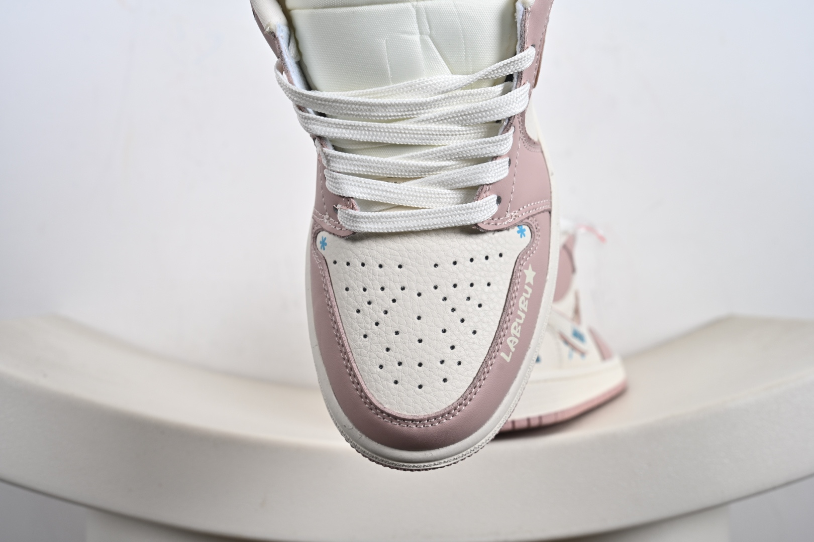 定制版Labubu x Air Jordan 1 Low 拉布布 x AJ1 低帮 联名粉白 AJ1 乔丹1代 aj1 乔1 低邦 联名粉白 QG2025-005