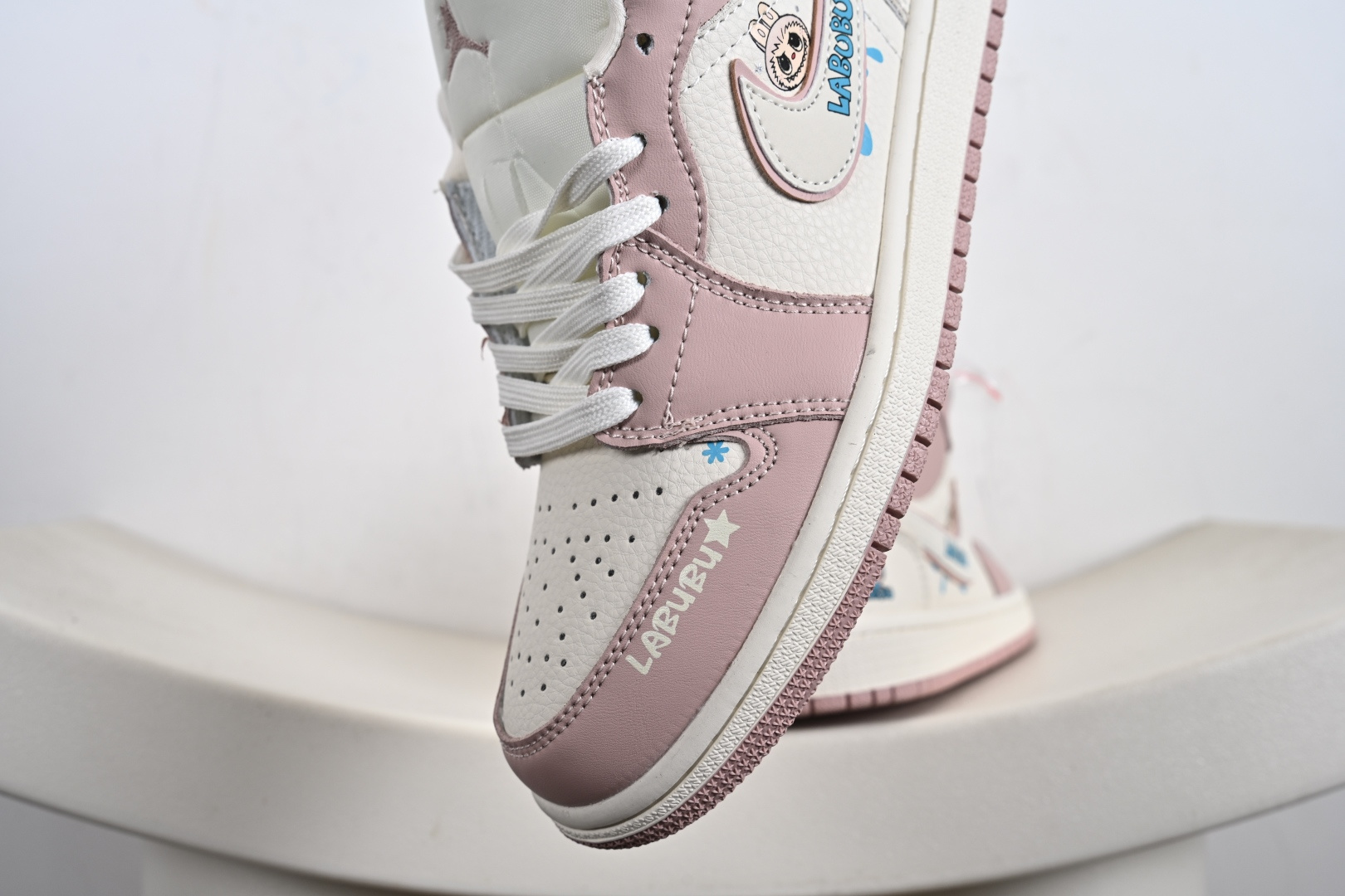 定制版Labubu x Air Jordan 1 Low 拉布布 x AJ1 低帮 联名粉白 AJ1 乔丹1代 aj1 乔1 低邦 联名粉白 QG2025-005
