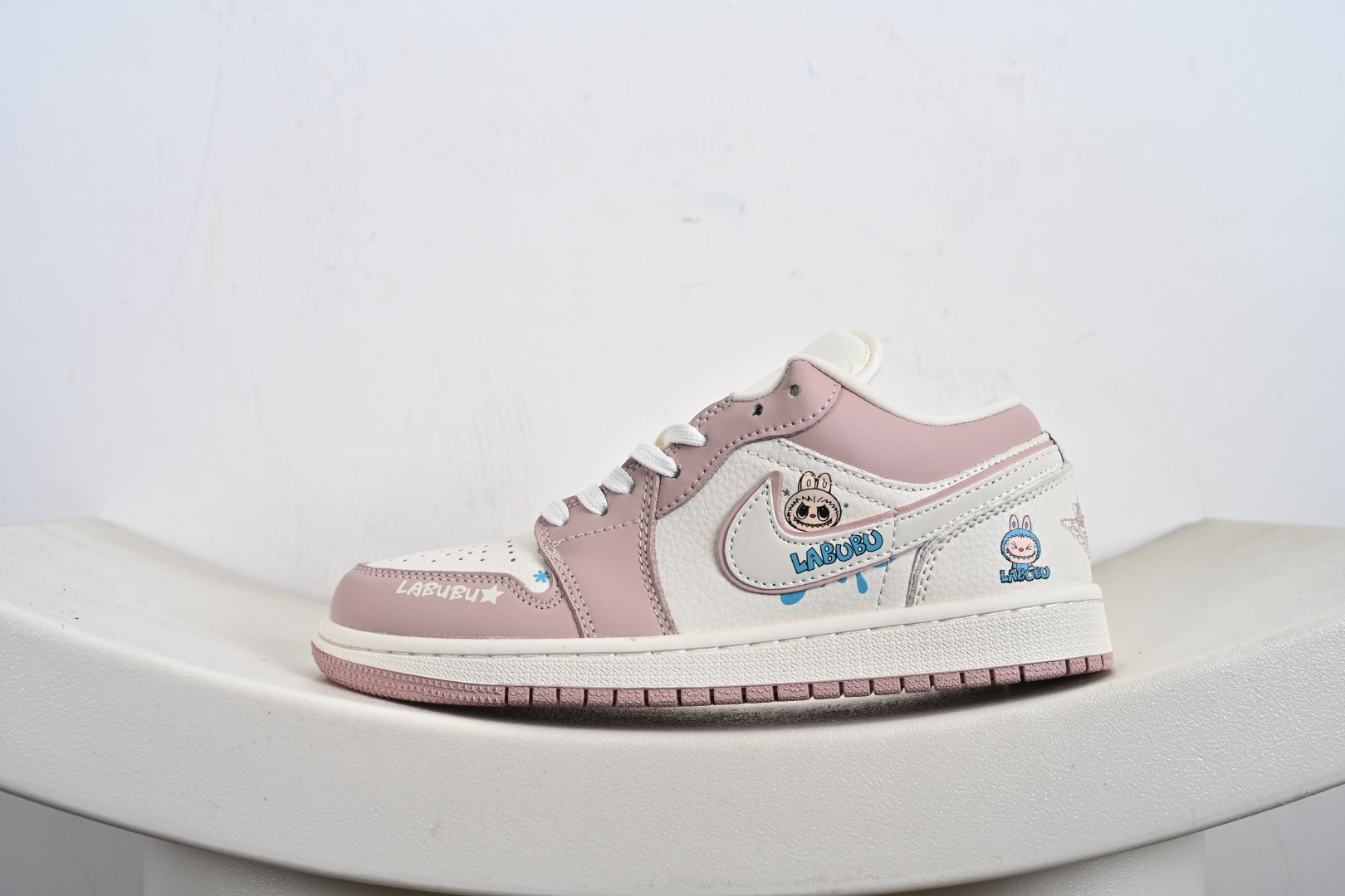 定制版Labubu x Air Jordan 1 Low 拉布布 x AJ1 低帮 联名粉白 AJ1 乔丹1代 aj1 乔1 低邦 联名粉白 QG2025-005