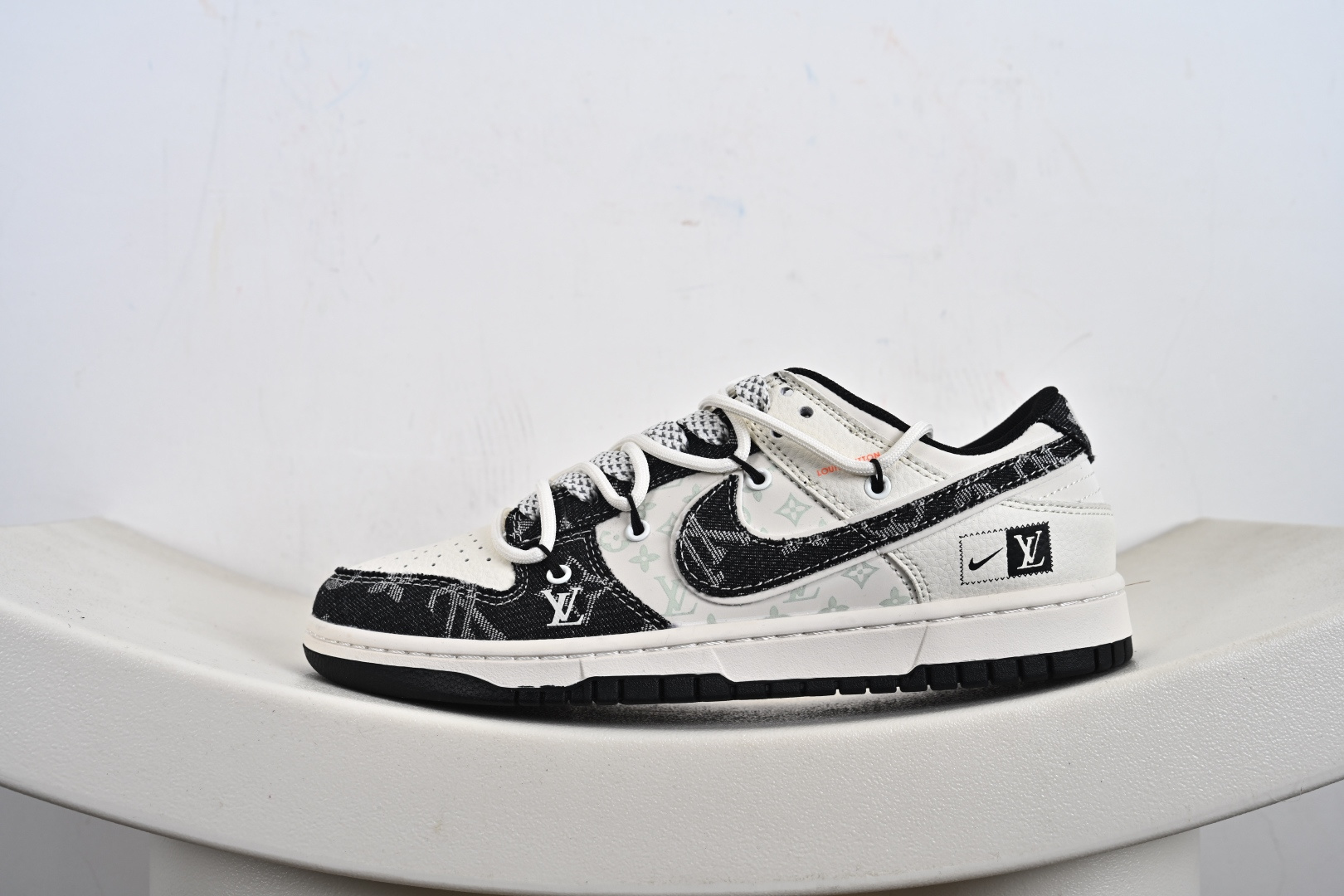 定制版Nike SB Dunk Low LV联名 黑花抽绳 周年高端定制 低帮休闲板鞋 YX5066-385