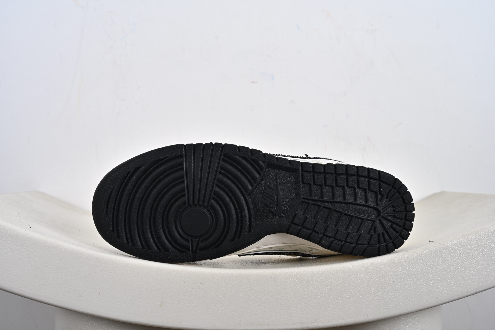 定制版Nike SB Dunk Low LV联名 黑花抽绳 周年高端定制 低帮休闲板鞋 YX5066-385