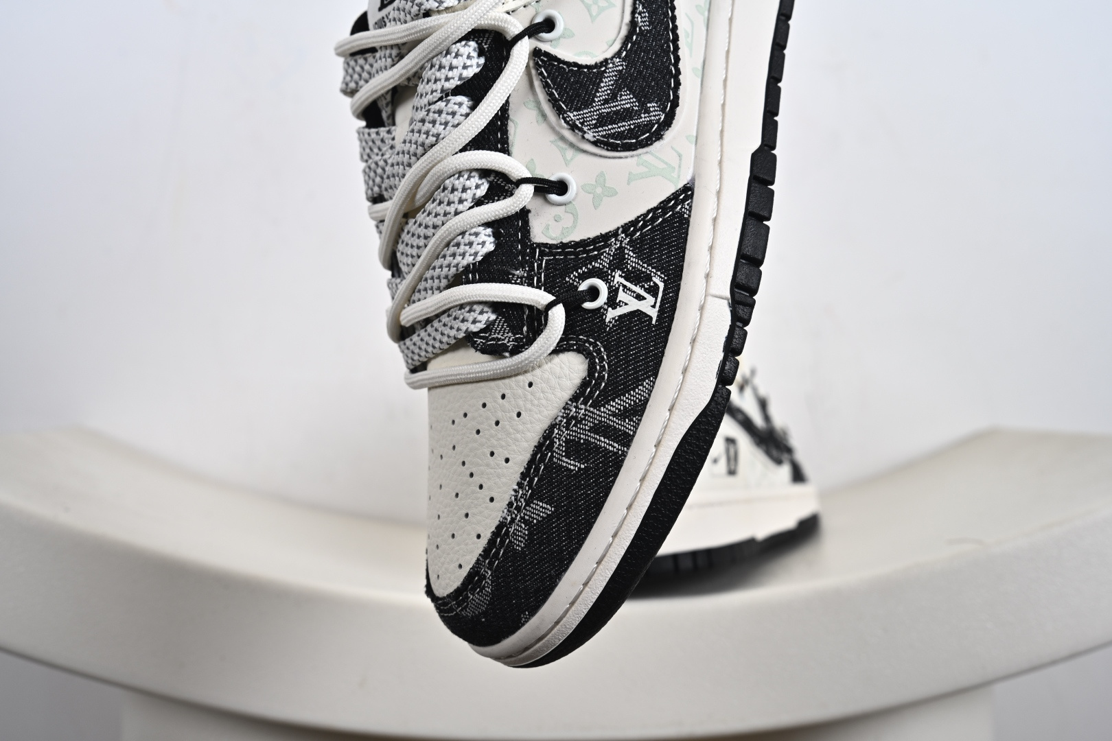 定制版Nike SB Dunk Low LV联名 黑花抽绳 周年高端定制 低帮休闲板鞋 YX5066-385