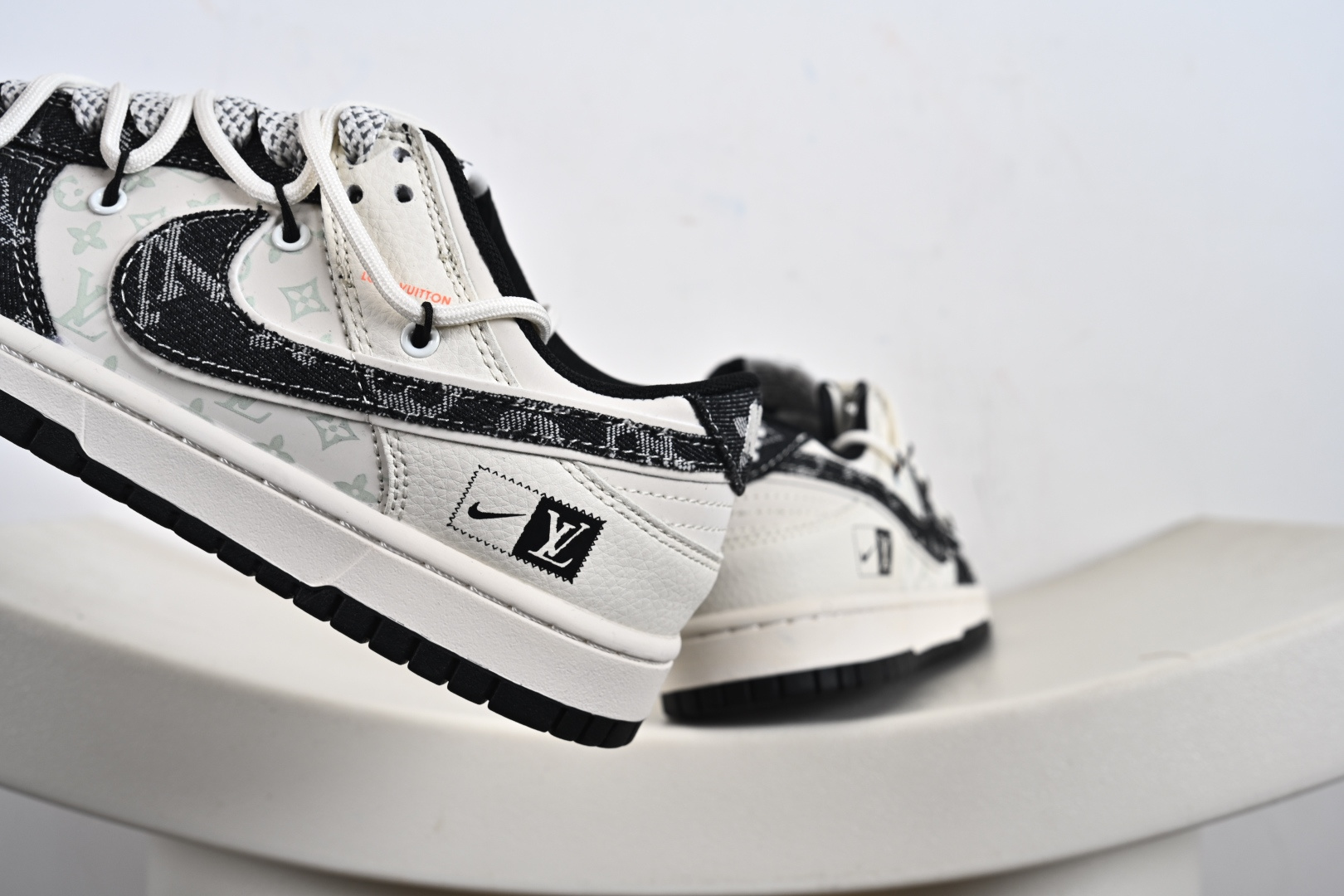 定制版Nike SB Dunk Low LV联名 黑花抽绳 周年高端定制 低帮休闲板鞋 YX5066-385