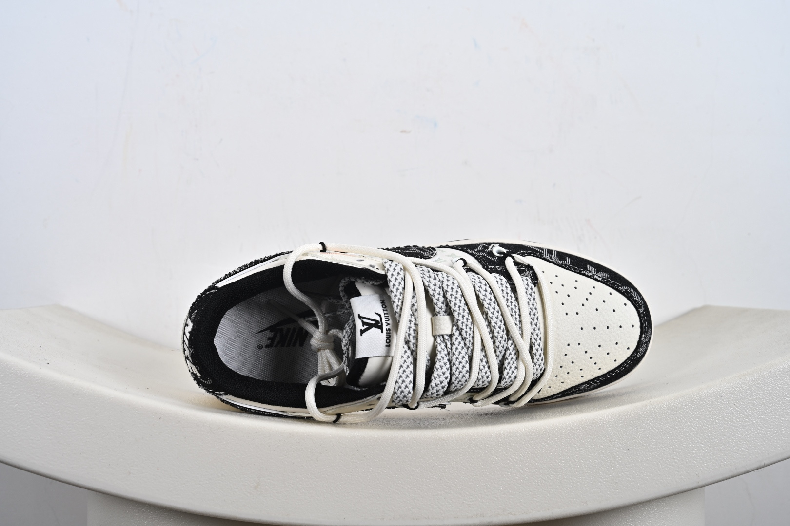 定制版Nike SB Dunk Low LV联名 黑花抽绳 周年高端定制 低帮休闲板鞋 YX5066-385