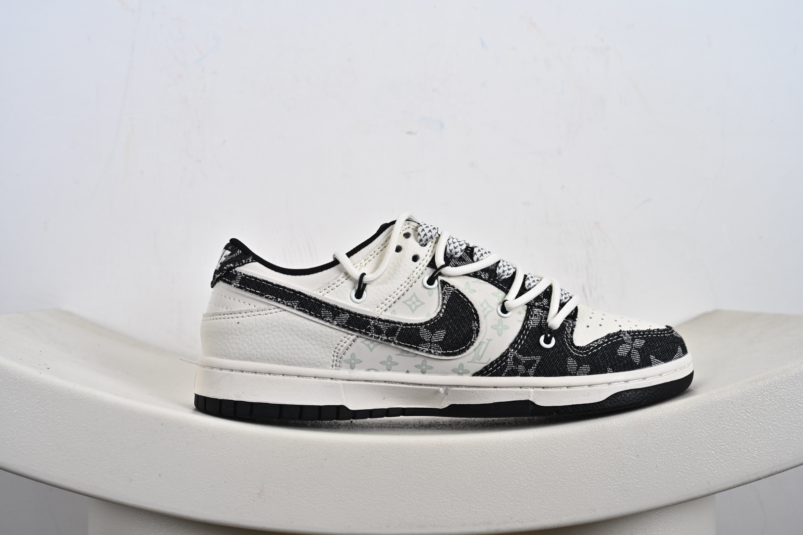 定制版Nike SB Dunk Low LV联名 黑花抽绳 周年高端定制 低帮休闲板鞋 YX5066-385