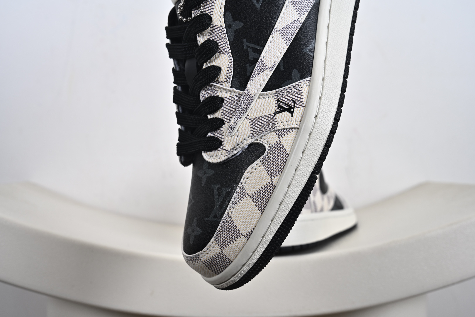 高端定制 Travis Scott x Jordan 1 Low LV联名-格纹雾灰 倒勾低帮休闲版本 SC0601-050