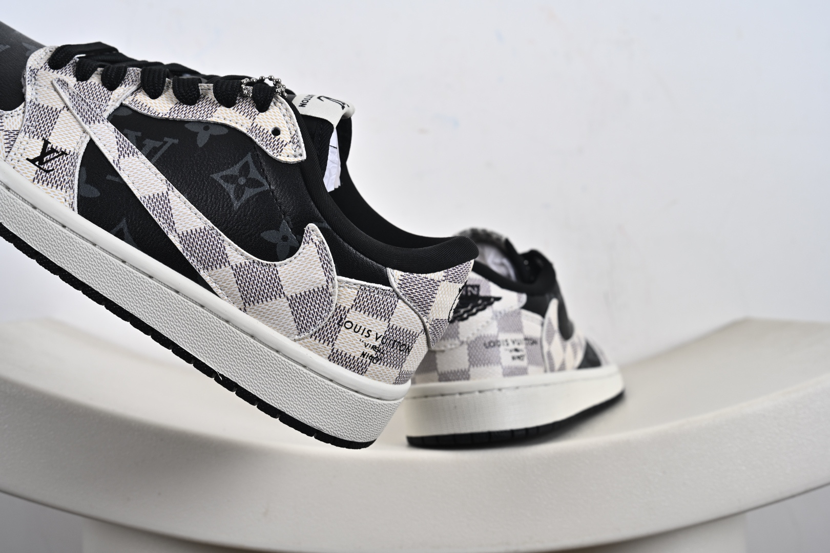 高端定制 Travis Scott x Jordan 1 Low LV联名-格纹雾灰 倒勾低帮休闲版本 SC0601-050