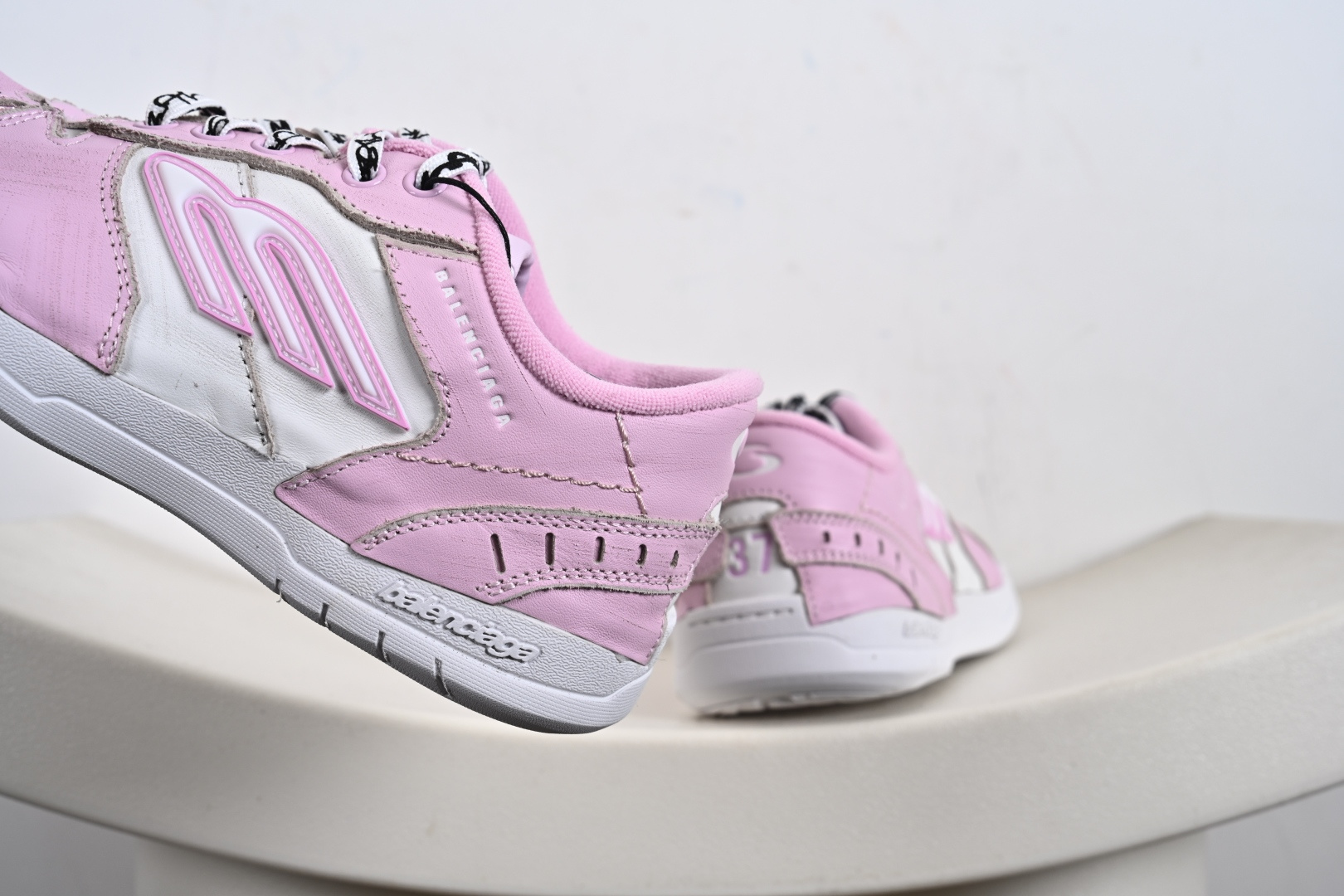 Balenciaga 巴黎世家 Hamptons 手工做旧款 牛皮革 复古圆头系带低帮休闲鞋 841765 WCURB1000 841763 WCURS5090