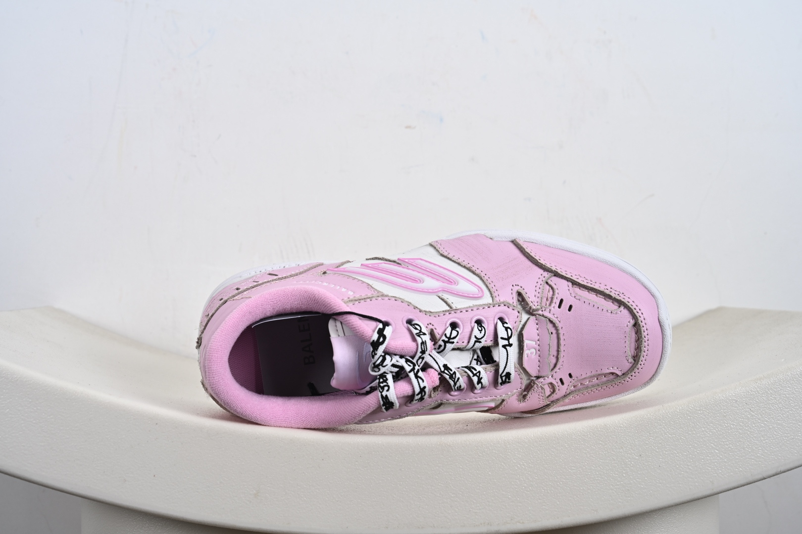 Balenciaga 巴黎世家 Hamptons 手工做旧款 牛皮革 复古圆头系带低帮休闲鞋 841765 WCURB1000 841763 WCURS5090