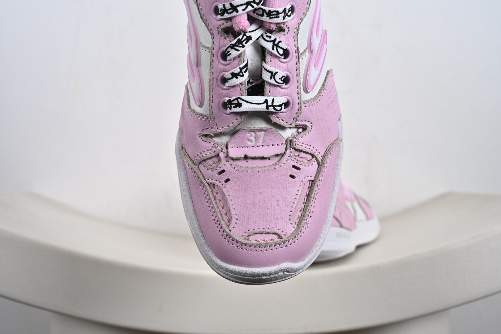 Balenciaga 巴黎世家 Hamptons 手工做旧款 牛皮革 复古圆头系带低帮休闲鞋 841765 WCURB1000 841763 WCURS5090