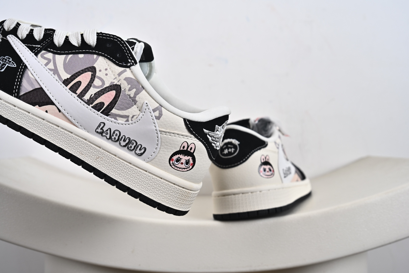 高端定制 Travis Scott x Jordan 1 Low “Labubu拉布布联名” 乔丹倒勾低帮休闲板鞋 DX1888-096