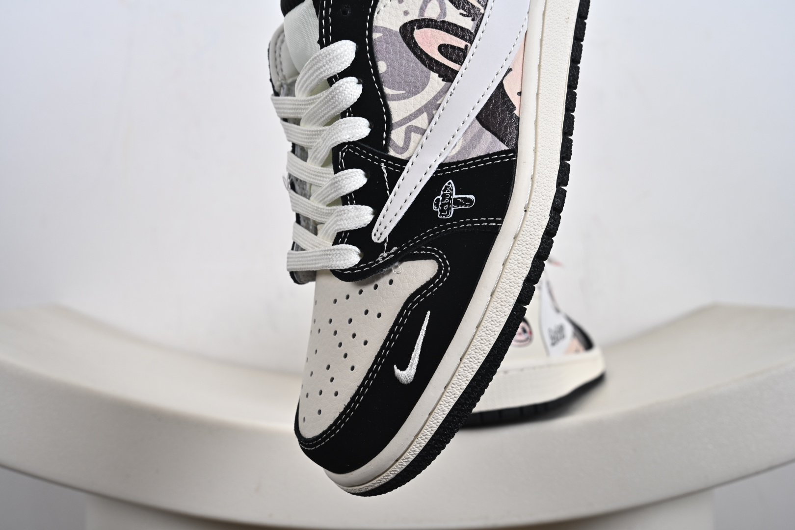 高端定制 Travis Scott x Jordan 1 Low “Labubu拉布布联名” 乔丹倒勾低帮休闲板鞋 DX1888-096