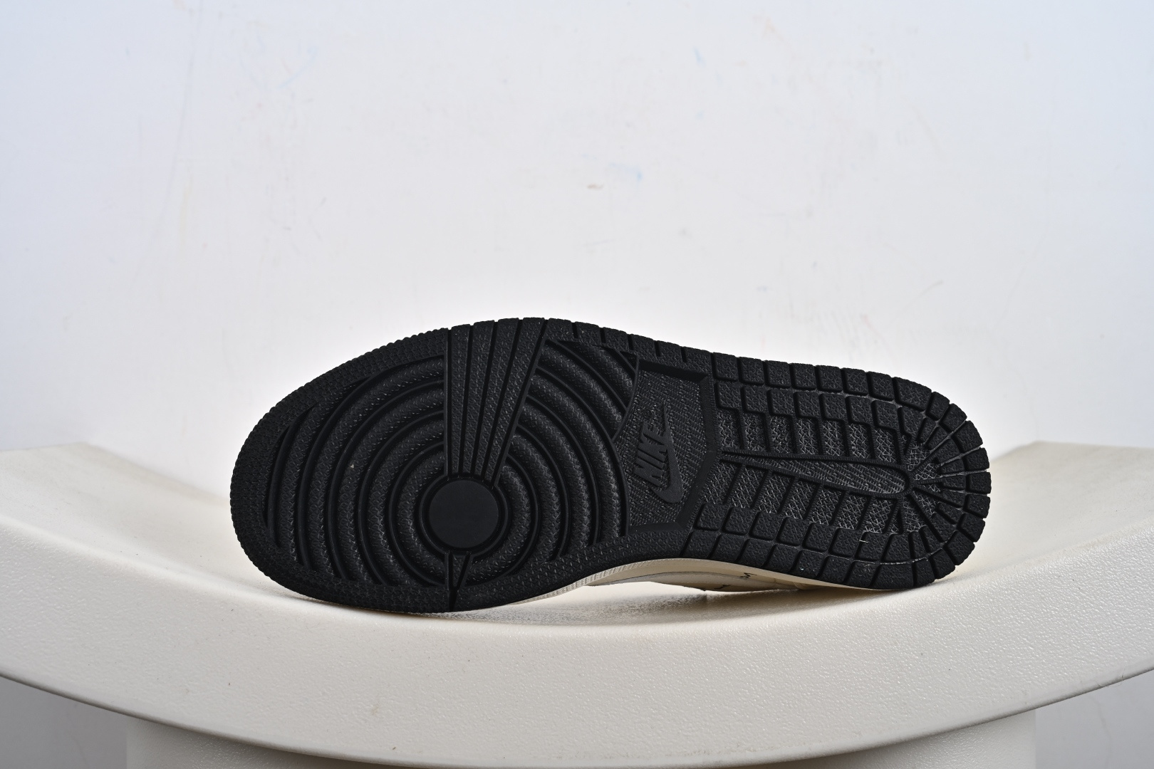 高端定制 Travis Scott x Jordan 1 Low “Labubu拉布布联名” 乔丹倒勾低帮休闲板鞋 DX1888-096