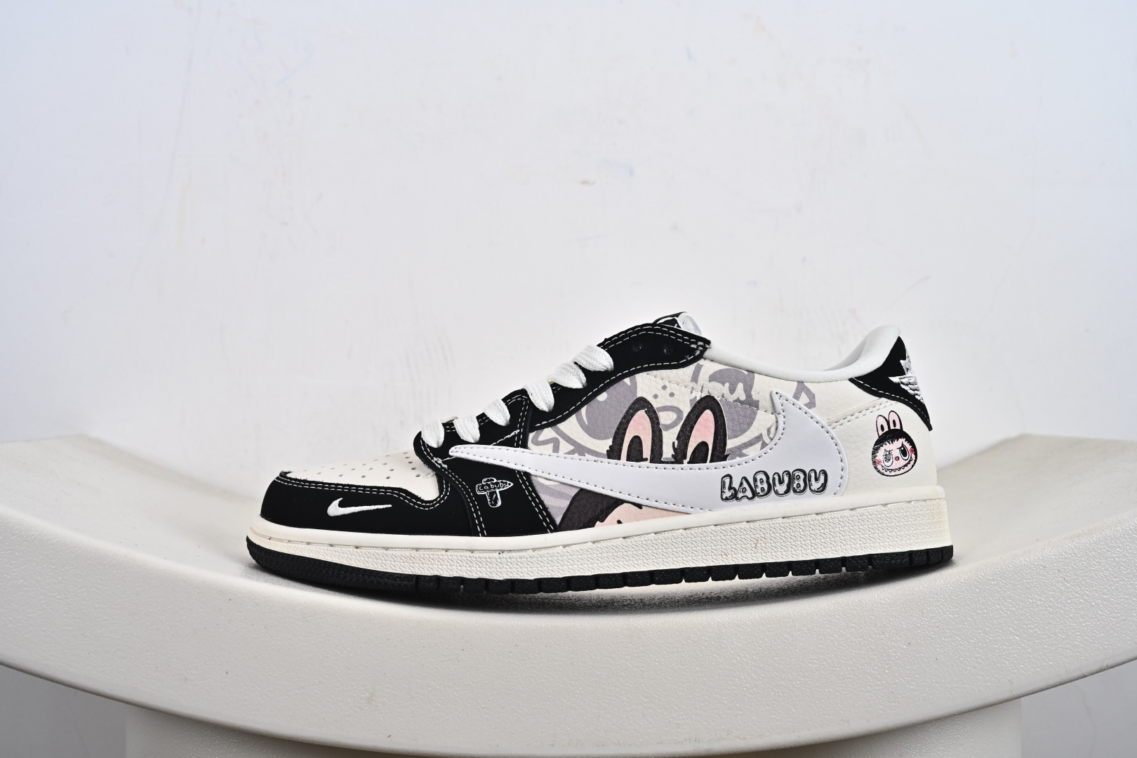 高端定制 Travis Scott x Jordan 1 Low “Labubu拉布布联名” 乔丹倒勾低帮休闲板鞋 DX1888-096