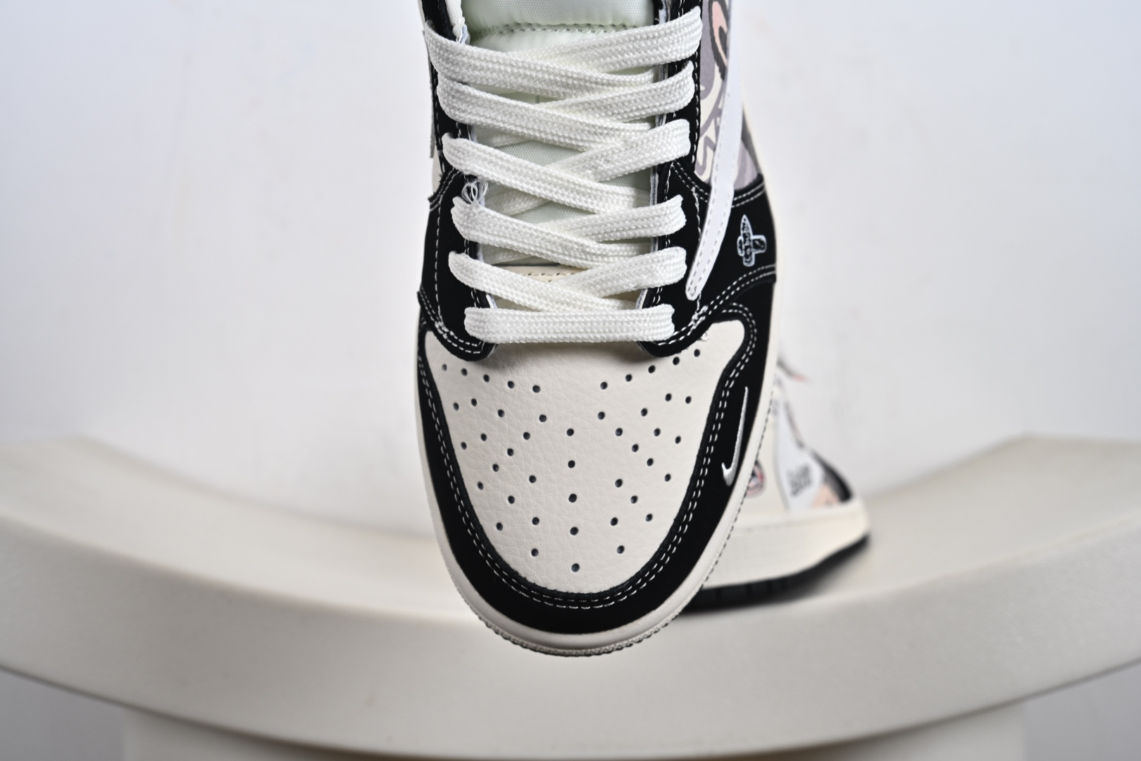 高端定制 Travis Scott x Jordan 1 Low “Labubu拉布布联名” 乔丹倒勾低帮休闲板鞋 DX1888-096