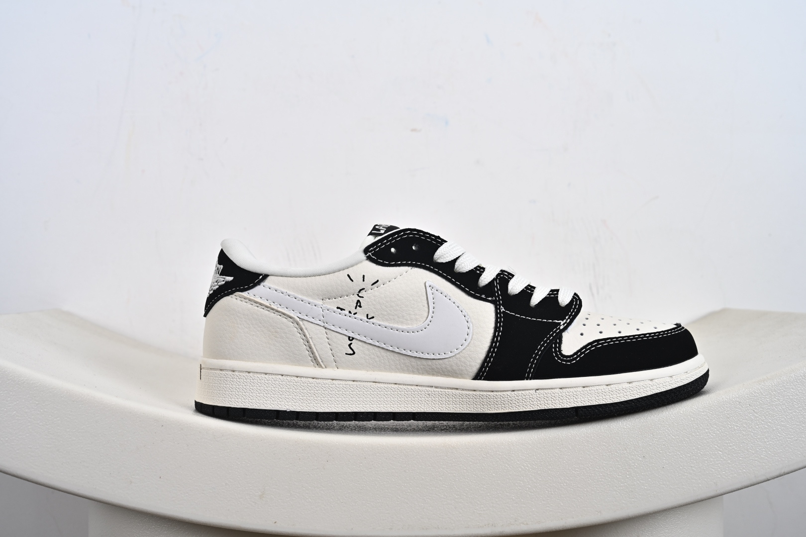 高端定制 Travis Scott x Jordan 1 Low “Labubu拉布布联名” 乔丹倒勾低帮休闲板鞋 DX1888-096