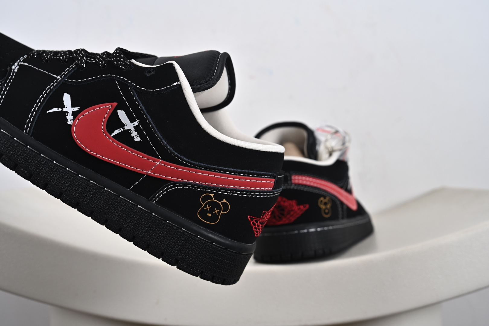 Air Jordan 1 Retro Low x KAWS 黑红满天星 QG2025-004