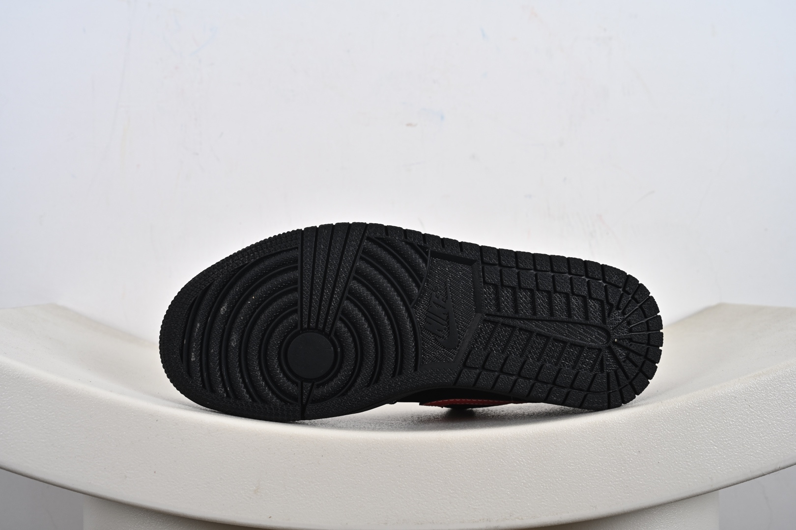 Air Jordan 1 Retro Low x KAWS 黑红满天星 QG2025-004