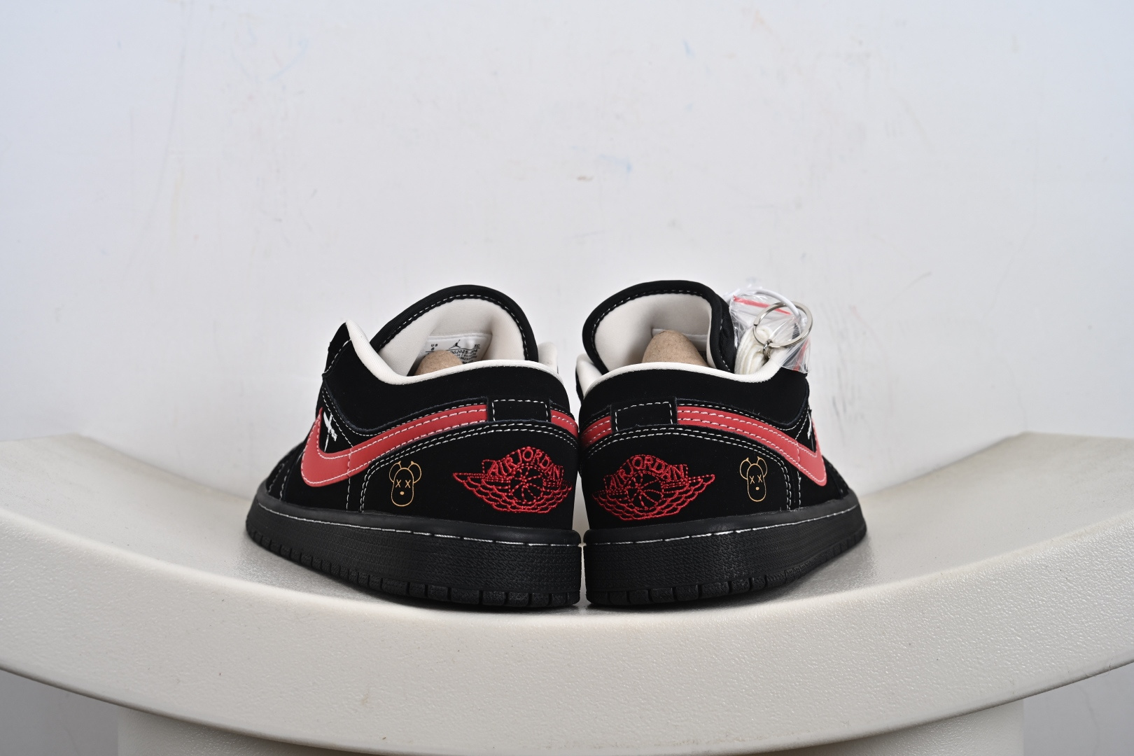 Air Jordan 1 Retro Low x KAWS 黑红满天星 QG2025-004