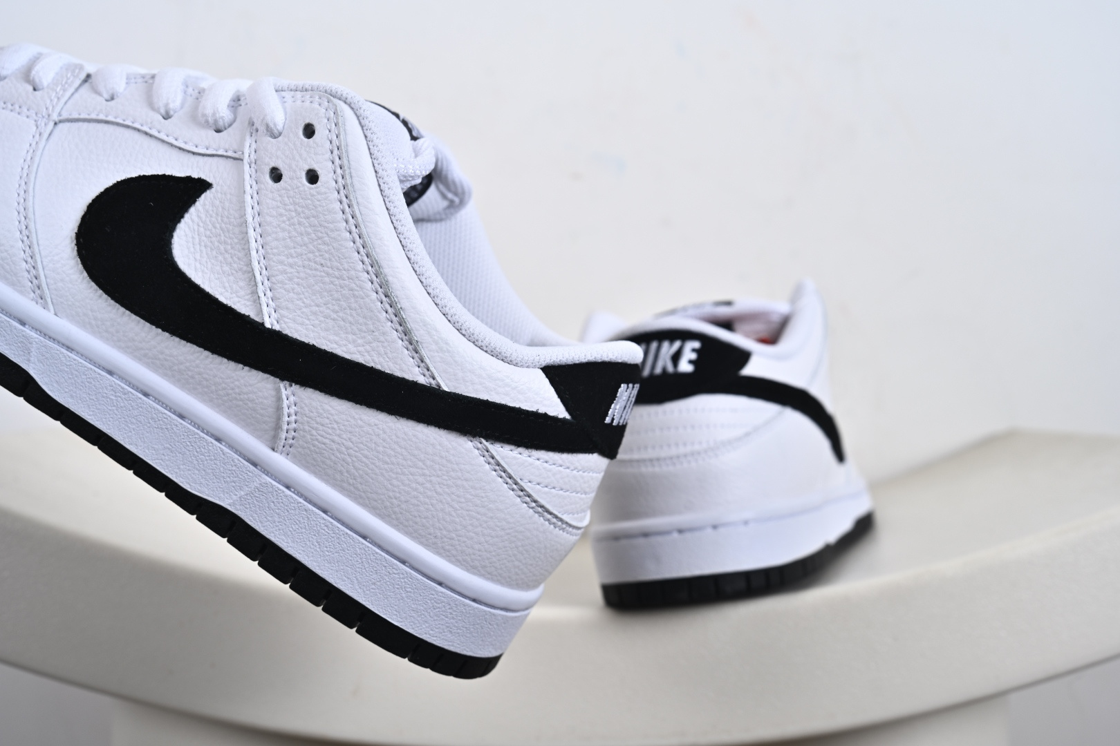 Nike SB Dunk Low pro 独家版型蒸餾加工帶來的是更好的视觉和脚感体验 HF3704-100