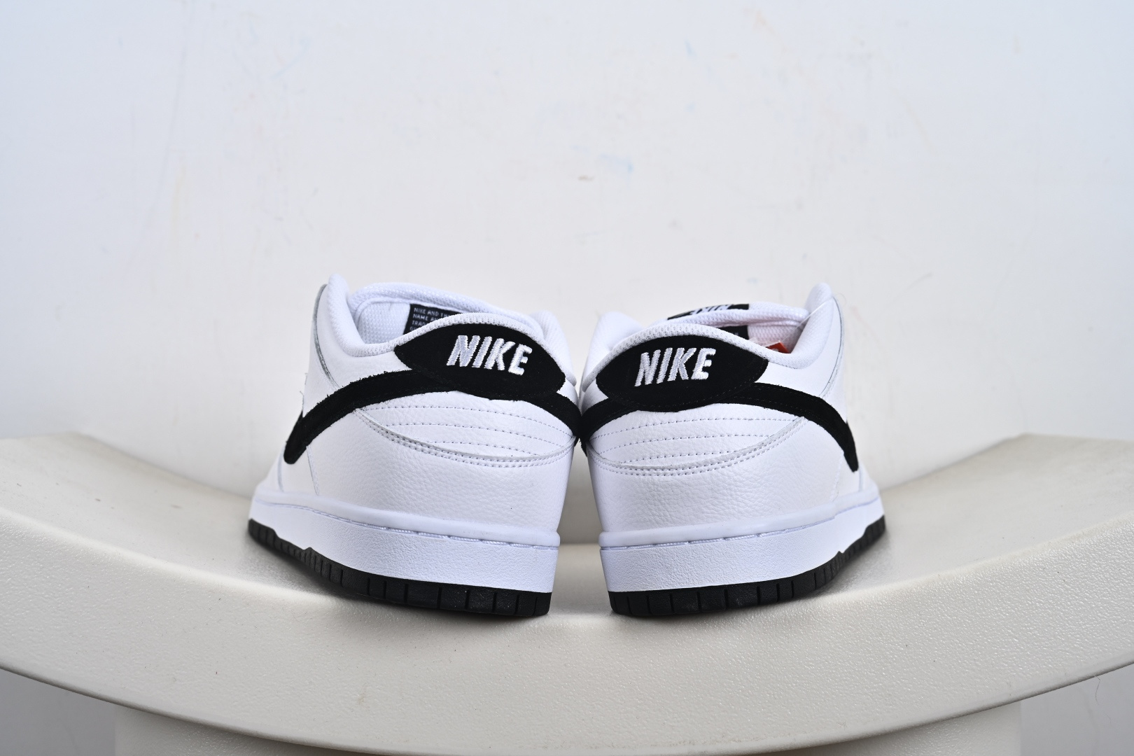 Nike SB Dunk Low pro 独家版型蒸餾加工帶來的是更好的视觉和脚感体验 HF3704-100