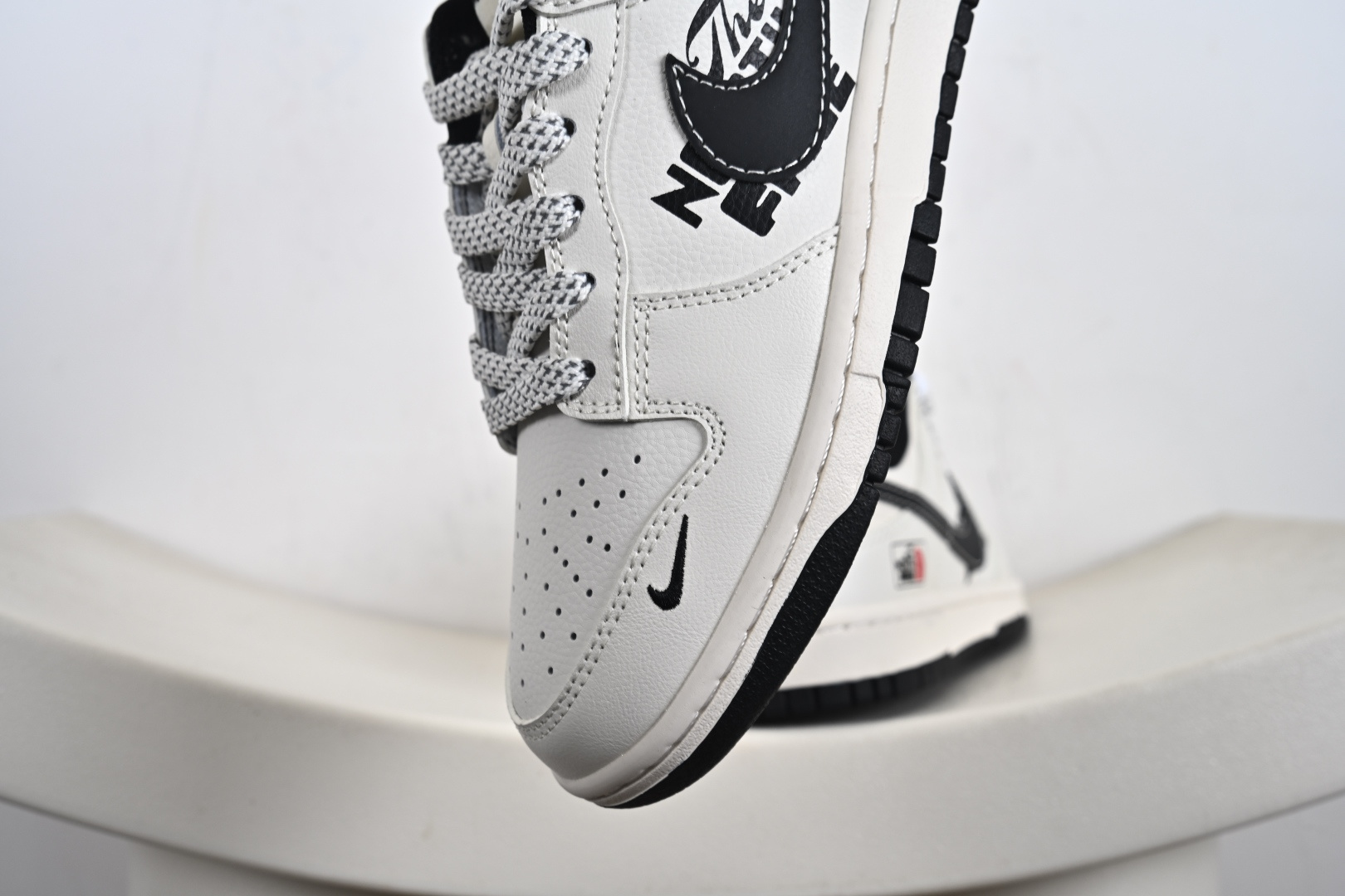 Nk SB Dunk Low 北面联名米黑勾Mr.Vera设计师 高端定制 低帮休闲运动板鞋 XF8698-207