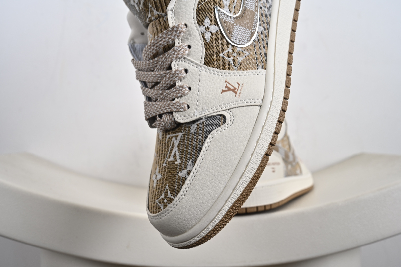 Nike Air Jordan 1 x Travis Scott AJ1倒勾 乔一倒钩 ‘联名款 耐克 低帮文化篮球鞋 LR2025-008