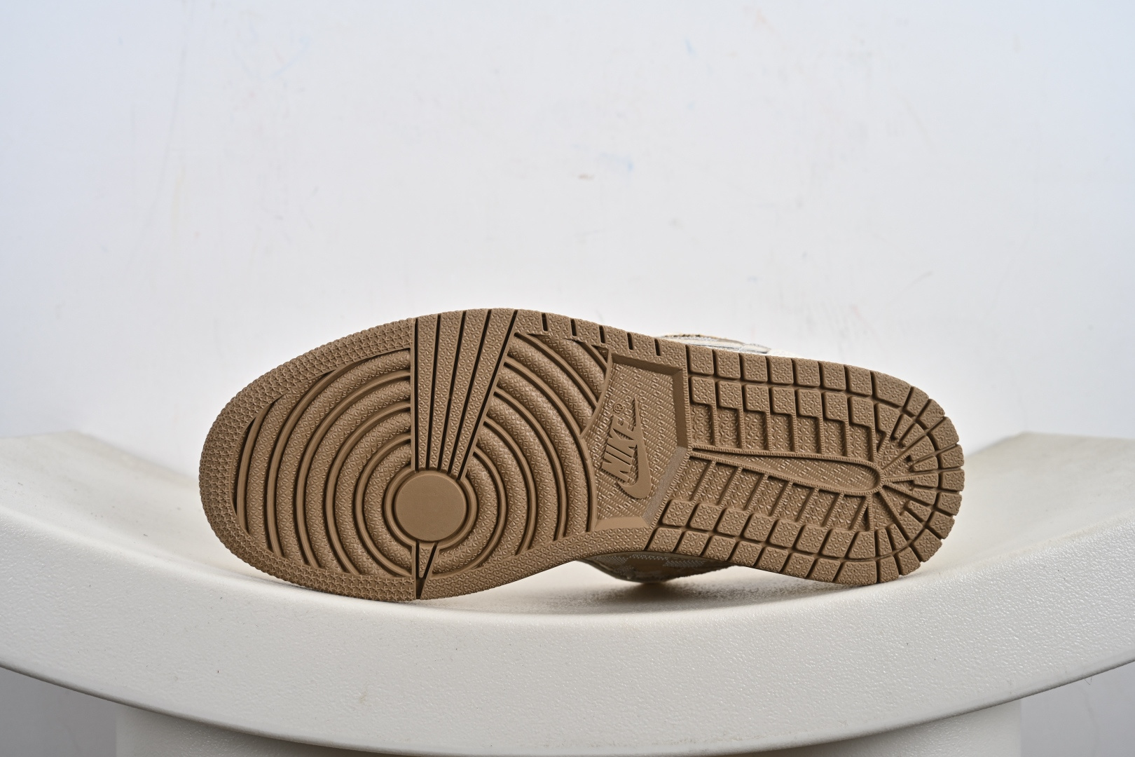 Nike Air Jordan 1 x Travis Scott AJ1倒勾 乔一倒钩 ‘联名款 耐克 低帮文化篮球鞋 LR2025-008