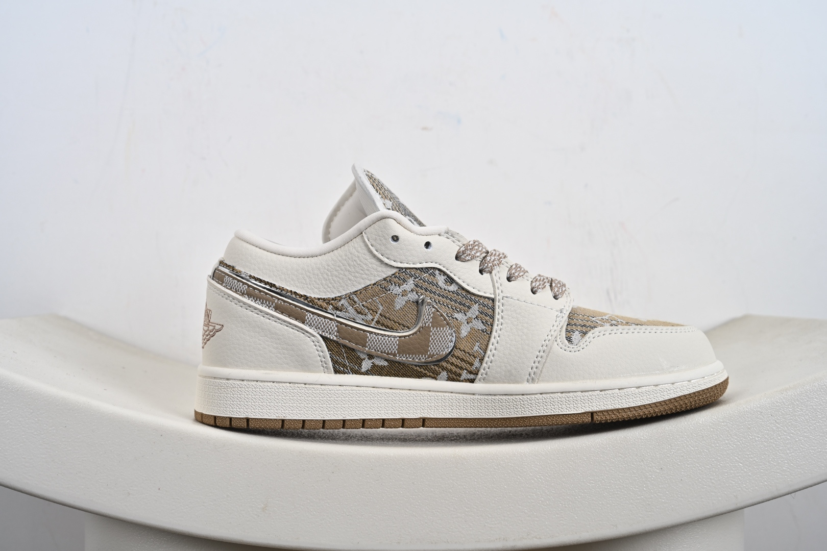 Nike Air Jordan 1 x Travis Scott AJ1倒勾 乔一倒钩 ‘联名款 耐克 低帮文化篮球鞋 LR2025-008