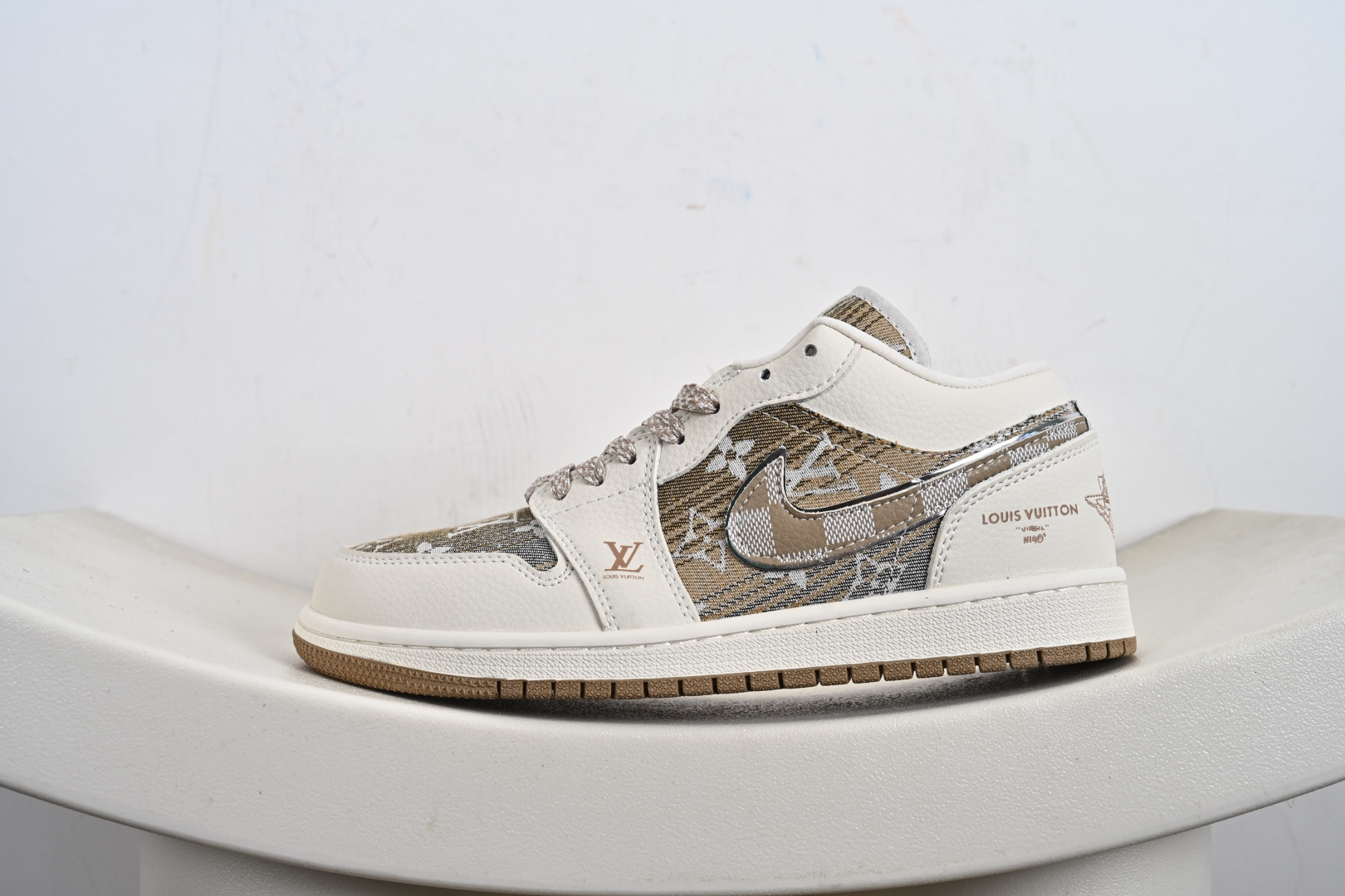 Nike Air Jordan 1 x Travis Scott AJ1倒勾 乔一倒钩 ‘联名款 耐克 低帮文化篮球鞋 LR2025-008