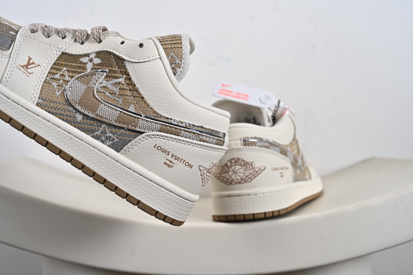 Nike Air Jordan 1 x Travis Scott AJ1倒勾 乔一倒钩 ‘联名款 耐克 低帮文化篮球鞋 LR2025-008