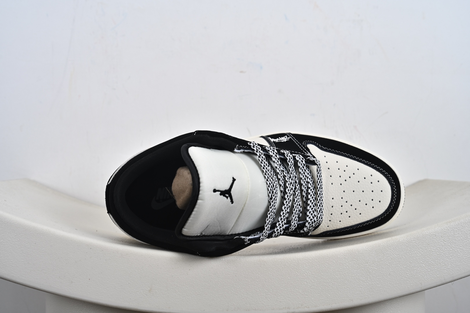 Nike Jordan Air Jordan 1 “斯图西联名——台球米黑方格” 高端定制 乔丹低帮休闲板鞋 LJ2025-001