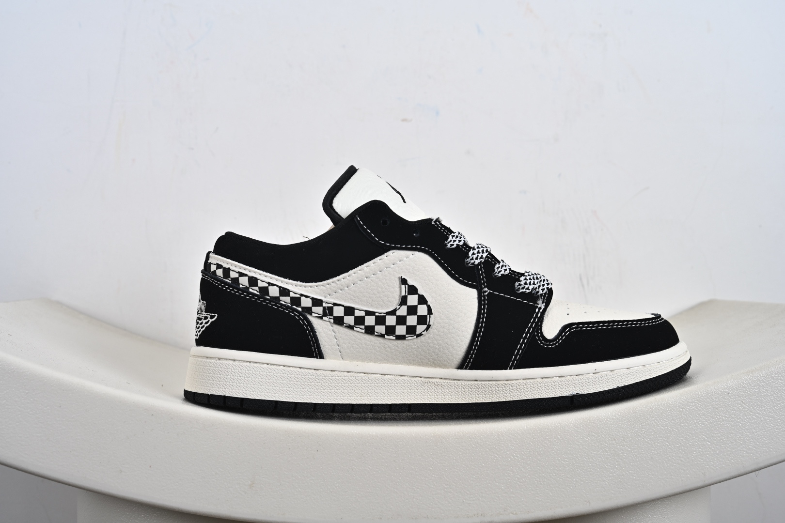 Nike Jordan Air Jordan 1 “斯图西联名——台球米黑方格” 高端定制 乔丹低帮休闲板鞋 LJ2025-001