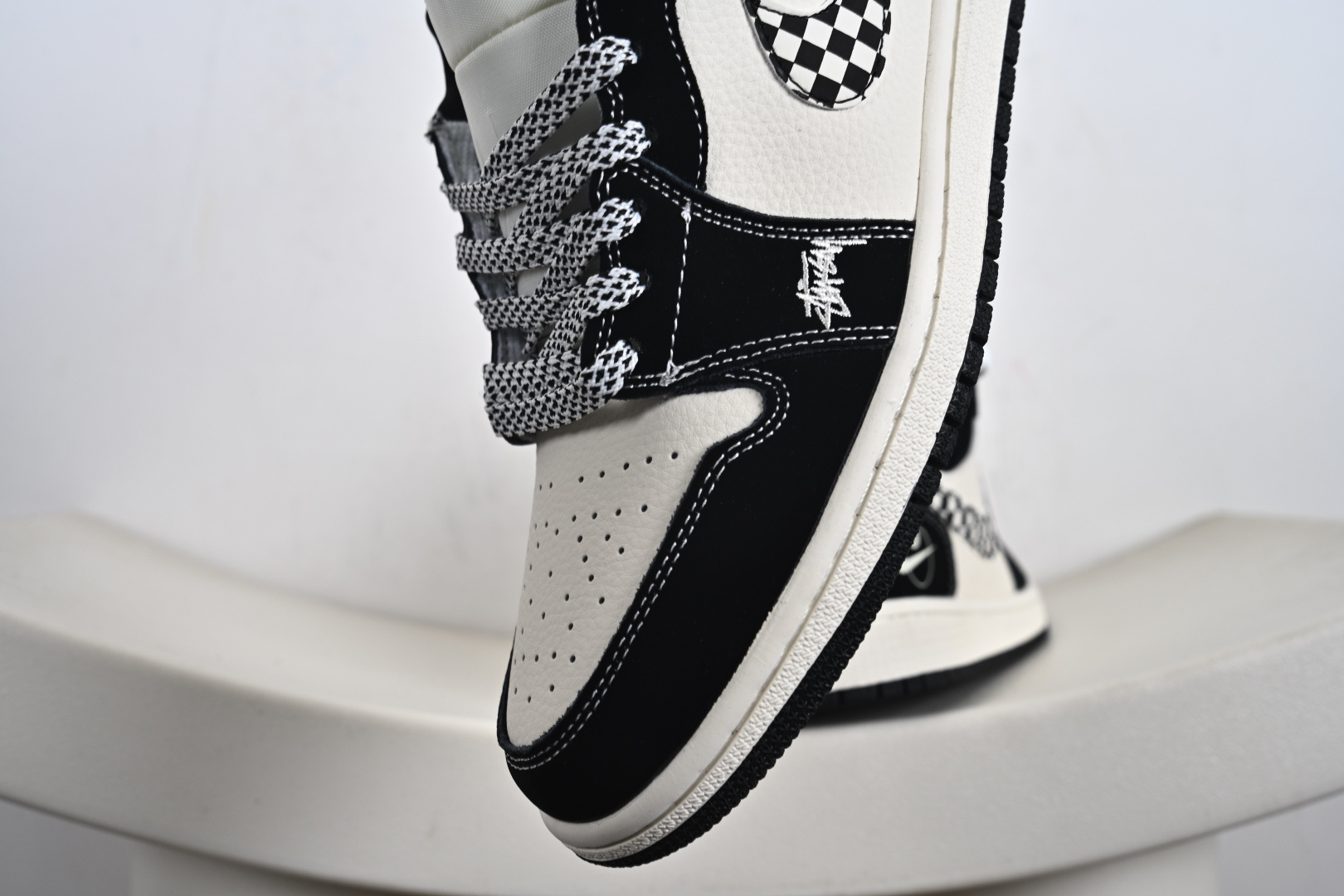 Nike Jordan Air Jordan 1 “斯图西联名——台球米黑方格” 高端定制 乔丹低帮休闲板鞋 LJ2025-001