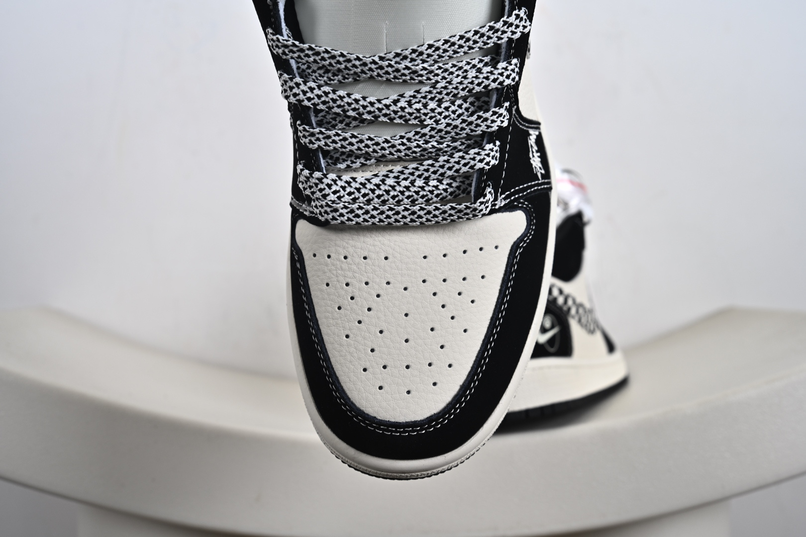 Nike Jordan Air Jordan 1 “斯图西联名——台球米黑方格” 高端定制 乔丹低帮休闲板鞋 LJ2025-001