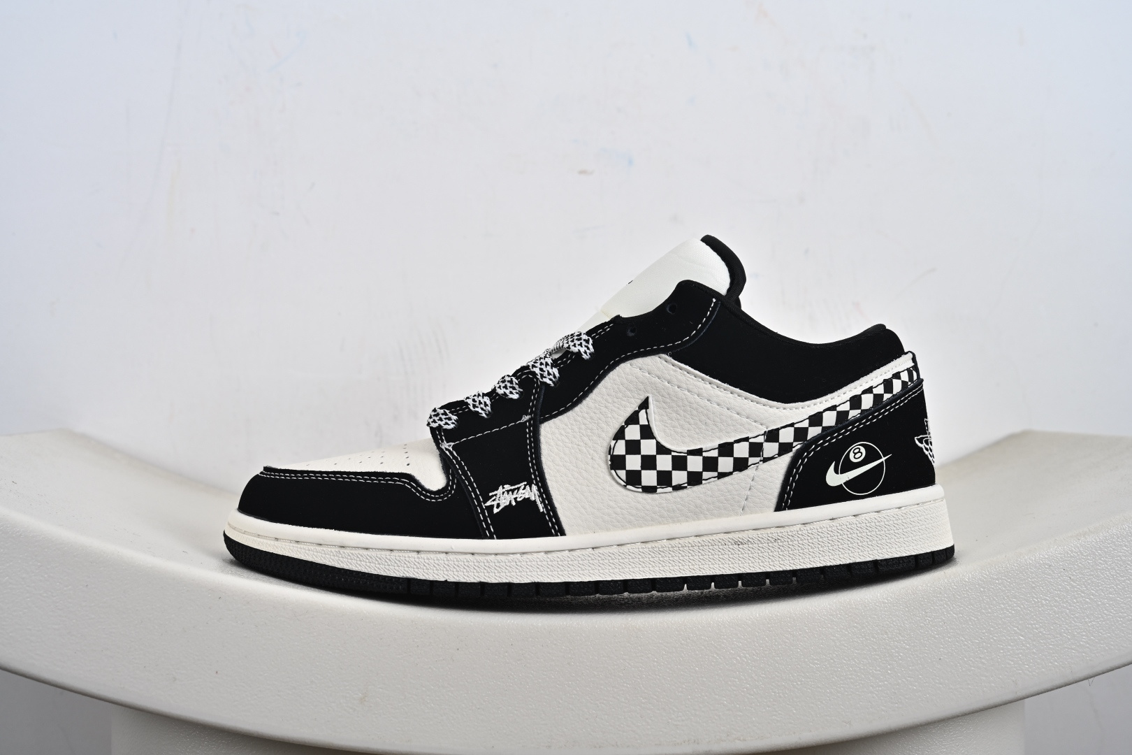 Nike Jordan Air Jordan 1 “斯图西联名——台球米黑方格” 高端定制 乔丹低帮休闲板鞋 LJ2025-001