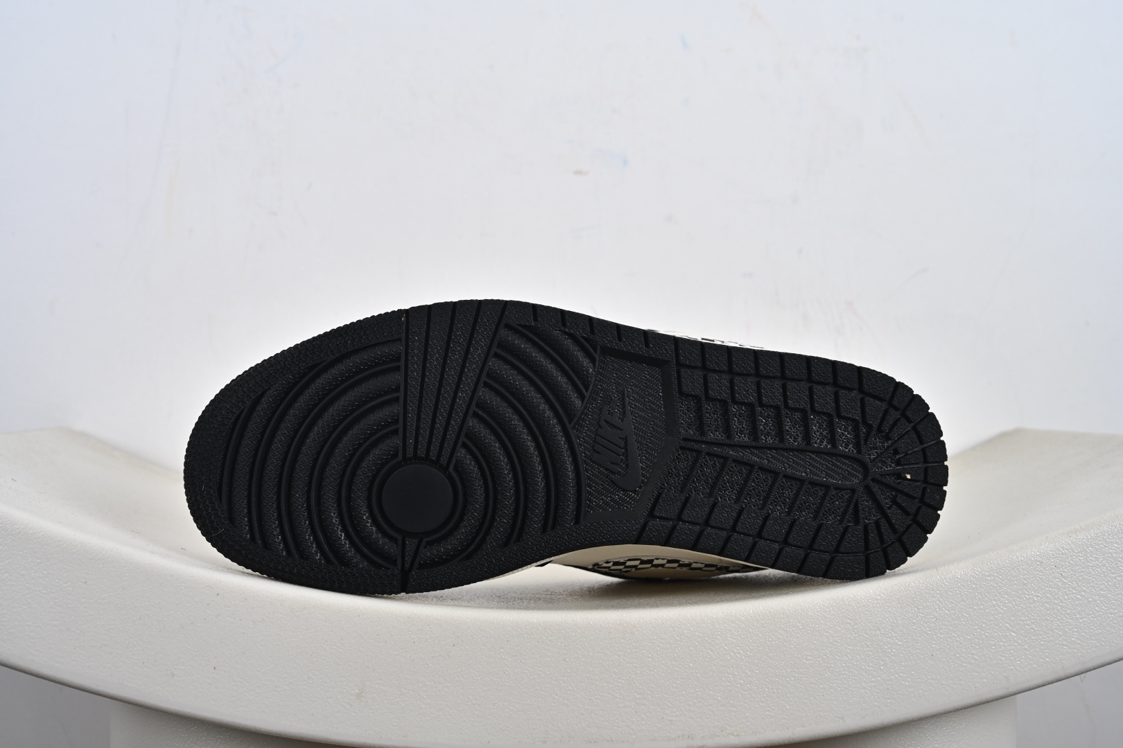 Nike Jordan Air Jordan 1 “斯图西联名——台球米黑方格” 高端定制 乔丹低帮休闲板鞋 LJ2025-001